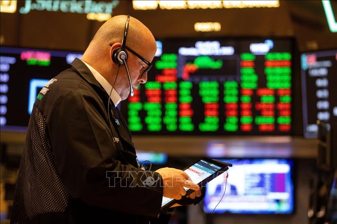 Giao dịch viên trên thị trường chứng khoán New York, Mỹ ngày 13/3/2023. Ảnh: THX/TTXVN