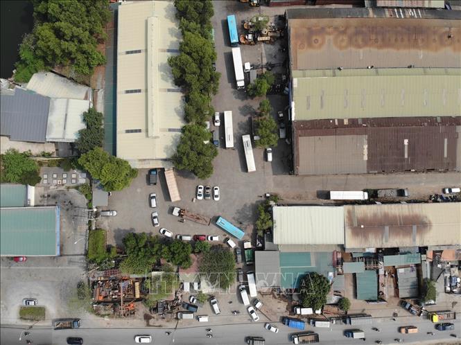 Dòng dài xe nối đuôi nhau từ đường 70 vào chờ được 