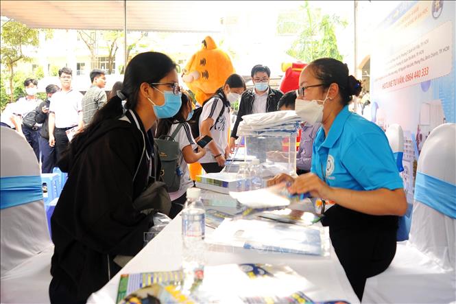 Trong ảnh: Trung tâm Dịch vụ việc làm thanh niên Thành phố Hồ Chí Minh tổ chức nhiều sàn giao dịch việc làm trong năm 2023 hỗ trợ người lao động tim việc. Ảnh: TTXVN phát
