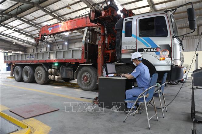 Trung Tâm đăng kiểm xe cơ giới 2906V (Thanh Trì, Hà Nội) hiện đang có 2 dây chuyền hoạt động. Ảnh: Hoàng Hiếu - TTXVN