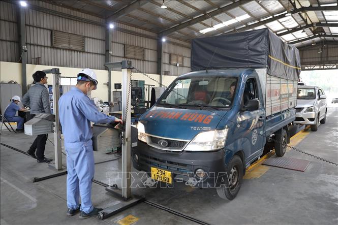 Trung Tâm đăng kiểm xe cơ giới 2906V (Tam Hiệp, Thanh Trì, Hà Nội) hiện có 2 dây chuyền đang hoạt động hết công suất nhằm thông xe sớm nhất. Ảnh: Hoàng Hiếu - TTXVN