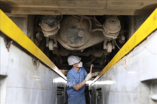 Nhân viên đăng kiểm Trung Tâm đăng kiểm xe cơ giới 2906V (Tam Hiệp, Thanh Trì, Hà Nội) kiểm tra gầm xe. Ảnh: Hoàng Hiếu - TTXVN