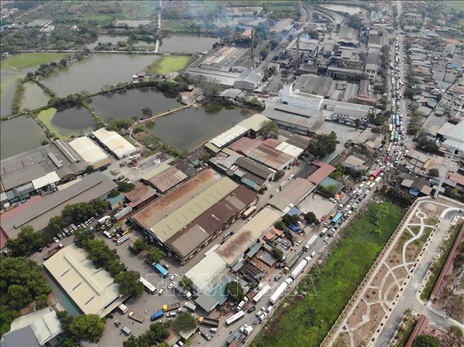 Dòng xe xếp hàng bên ngoài Trung Tâm đăng kiểm xe cơ giới 2906V (Tam Hiệp, Thanh Trì, Hà Nội) sáng 14/3 khiến giao thông trên đường 70 ùn ứ cục bộ. Ảnh: Hoàng Hiếu - TTXVN