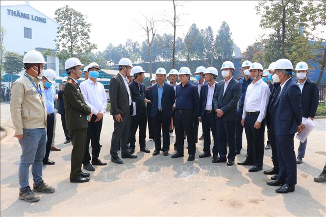 Trong ảnh: Các đại biểu tham quan Nhà máy xử lý chất thải rắn sinh hoạt công nghệ cao phát năng lượng tại huyện Quế Võ, tỉnh Bắc Ninh. Ảnh: Thanh Thương - TTXVN