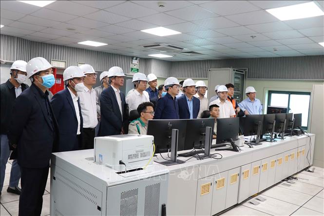 Trong ảnh: Đoàn công tác kiểm tra Khu liên hợp xử lý chất thải công nghiệp, chất thải rắn sinh hoạt phát điện do Công ty Trách nhiệm Môi trường Ngôi Sao Xanh làm chủ đầu tư tại xã Phù Lãng, huyện Quế Võ, tỉnh Bắc Ninh. Ảnh: Thanh Thương - TTXVN