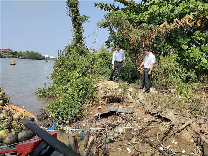 Trong ảnh: Sạt lở nghiêm trọng ảnh hưởng đến cuộc sống người dân. Ảnh: Huỳnh Phúc Hậu - TTXVN