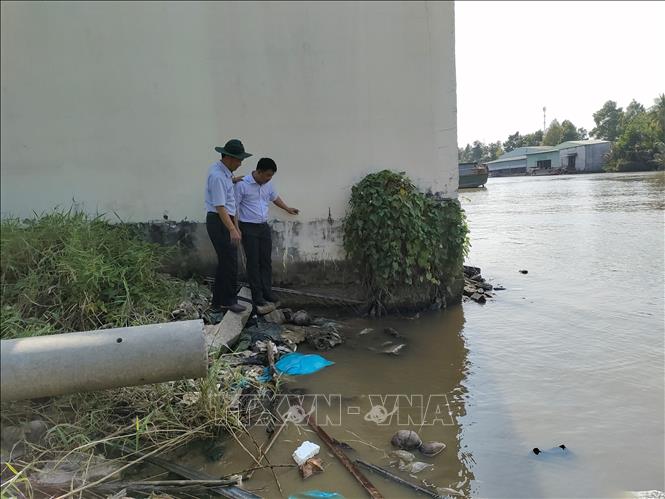 Trong ảnh: Sạt lở nghiêm trọng ảnh hưởng đến công trình cơ quan nhà nước. Ảnh: Huỳnh Phúc Hậu - TTXVN