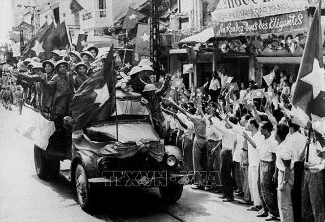 Nền Nhiếp ảnh cách mạng Việt Nam đã thực sự bùng nổ trong Cách mạng tháng Tám năm 1945, toàn quốc kháng chiến, rồi phát triển trong hai cuộc kháng chiến chống Pháp và chống Mỹ. Trong ảnh: Bộ đội ta từ các cửa ô tiến vào tiếp quản Thủ đô Hà Nội, ngày 10/10/1954. Ảnh: Tư liệu TTXVN