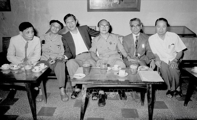 Từ trái sang phải: Đồng chí Hoàng Tùng, nghệ sĩ Nguyễn Bá Khoản, đồng chí Hà Xuân Trường và các đồng chí Đào Tùng, Hoàng Tư Trai, Đinh Đăng Định tại Đại hội lần thứ II Hội Nghệ sĩ nhiếp ảnh Việt Nam (1983):  Ảnh: Trần Ấm – TTXVN