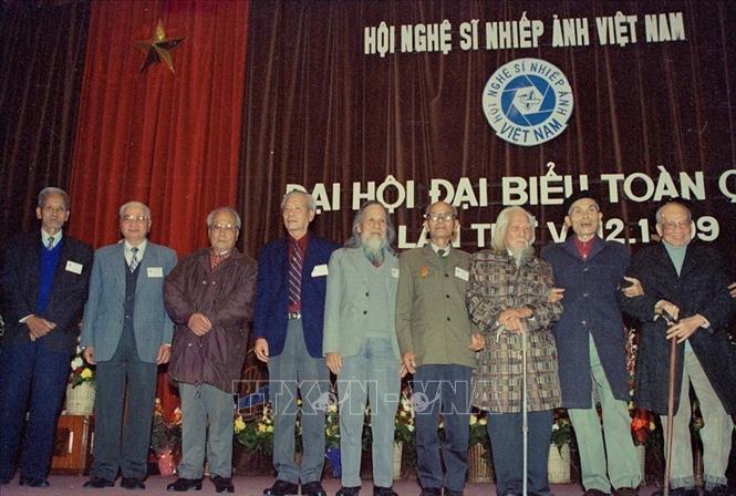 9 đại biểu tuổi thọ từ 80 tuổi trở lên là các Nghệ sĩ nhiếp ảnh Việt Nam cao tuổi nhất trong Đại hội lần thứ V Hội Nghệ sĩ nhiếp ảnh Việt Nam (1999). Ảnh: Trần Tuấn – TTXVN

