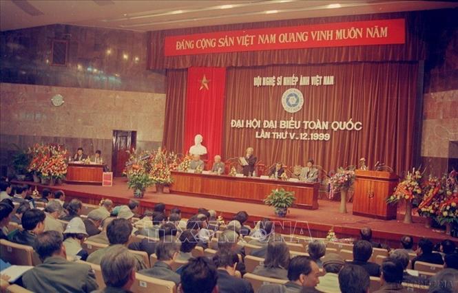Đại hội đại biểu Hội Nghệ sĩ nhiếp ảnh Việt Nam lần thứ V được tiến hành theo tinh thần “Đoàn kết, dân chủ, trách nhiệm và sáng tạo”, mở đầu thế kỷ 21 của giới nhiếp ảnh Việt Nam (1999). Ảnh: Trần Tuấn – TTXVN