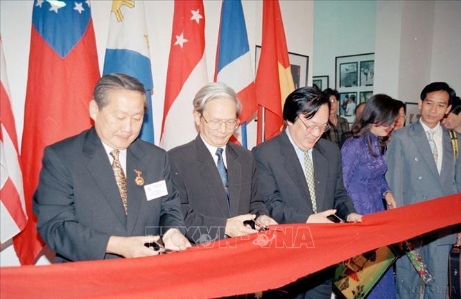 Lễ cắt băng khai mạc liên hoan ảnh các nước ASEAN lần thứ nhất nhân dịp kỷ niệm 30 năm thành lập tổ chức này (1997). Ảnh: Nguyễn Dân – TTXVN

