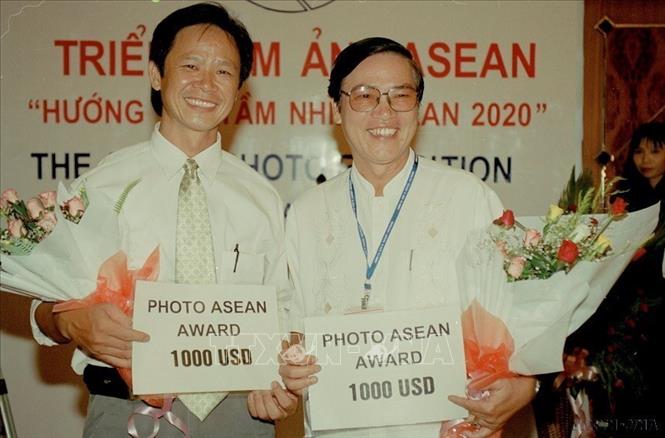 Tác giả Việt Nam đoạt giải thưởng ảnh nghệ thuật ASEAN với chủ đề “Hướng tới tầm nhìn ASEAN 2020” (2001). Ảnh: Nguyễn Dân – TTXVN