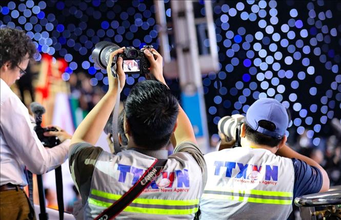 Nhóm phóng viên ảnh TTXVN tác nghiệp tại Đại hội Thể thao Đông Nam Á lần thứ 31 (SEA Games 31). Ảnh: TTXVN