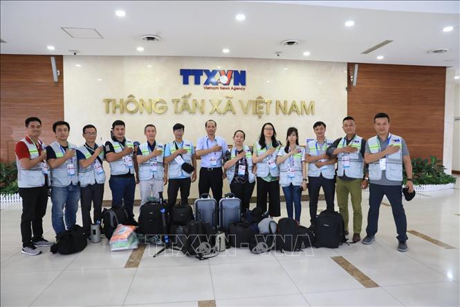 Nhóm phóng viên ảnh của Thông tấn xã Việt Nam trước giờ tác nghiệp tại lễ khai mạc Đại hội Thể thao Đông Nam Á lần thứ 31 (SEA Games 31)