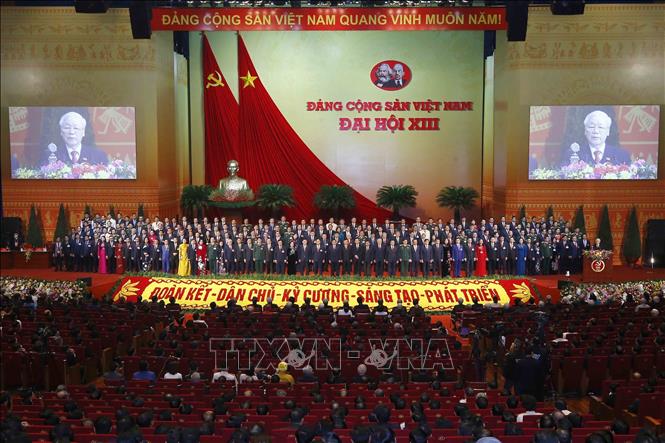 Những dấu mốc lịch sử, tư thế của người chiến sĩ tạc vào lịch sử được các nghệ sĩ nhiếp ảnh ghi lại. Trong ảnh: Ban chấp hành Trung ương Đảng khóa XIII ra mắt Đại hội. Ảnh: TTXVN