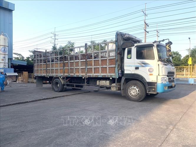 Phương tiện gắn két nước trái phép dọc chiều dài xe. Ảnh: TTXVN phát 