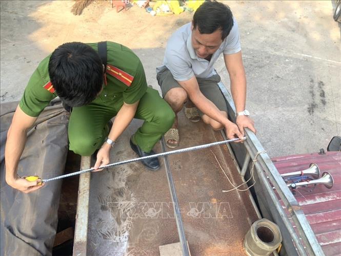 Công an huyện Nhơn Trạch kiểm tra phương tiện gắn két nước trái phép ngay sau cabin xe. Ảnh: TTXVN phát 