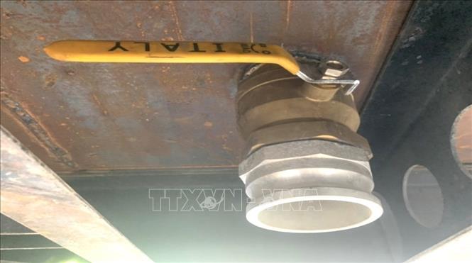Van xả của két nước gắn trái phép dưới gầm xe. Ảnh: TTXVN phát 