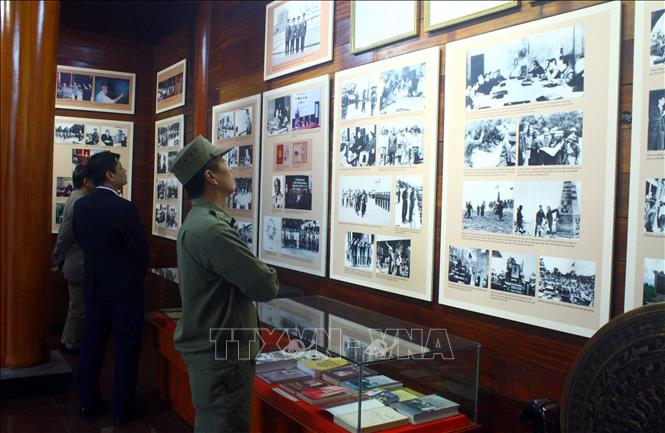 Người dân tham quan các hình ảnh về thân thế sự nghiệp Đại tướng Chu Huy Mân tại Khu lưu niệm Đại tướng Chu Huy Mân (xã Hưng Hòa, thành phố Vinh, tỉnh Nghệ An). Ảnh: Tá Chuyên - TTXVN