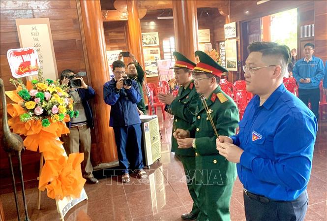 Đoàn viên thanh niên, cán bộ lực lượng vũ trang dâng hương, ghi nhớ công lao của Đại tướng tại Khu lưu niệm Đại tướng Chu Huy Mân (xã Hưng Hòa, thành phố Vinh, tỉnh Nghệ An). Ảnh: Tá Chuyên - TTXVN