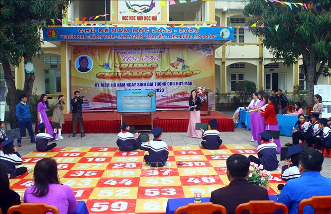 Trường Trung học cơ sở Hưng Hòa (thành phố Vinh, tỉnh Nghệ An) tổ chức Hội thi Rung chuông vàng tìm hiểu thân thế sự nghiệp của Đại tướng Chu Huy Mân. Ảnh: Tá Chuyên - TTXVN