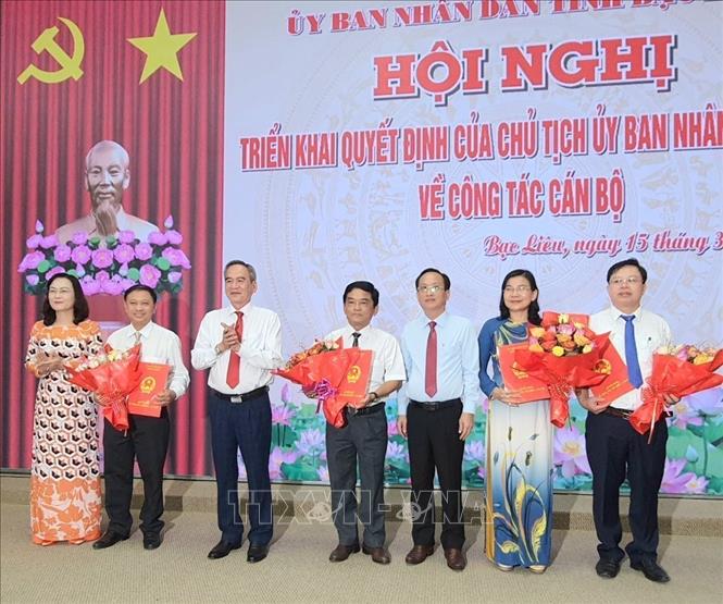 Lãnh đạo Tỉnh ủy, UBND tỉnh Bạc Liêu trao quyết định, tặng hoa cho tập thể Ban Giám đốc Sở Giáo dục – đào tạo tỉnh Bạc Liêu. Ảnh: Tuấn Kiệt – TTXVN