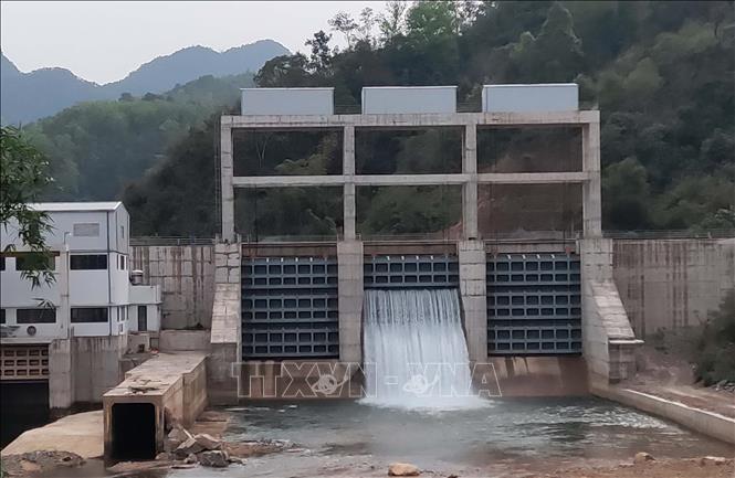 Sau khi Sở Nông nghiệp và phát triển nông thôn, Sở Công thương yêu cầu, Nhà máy thủy điện Bình Long đã tích cực chấp hành, xả nước kịp thời cho người dân lấy nước sản xuất. Ảnh: Quốc Đạt - TTXVN