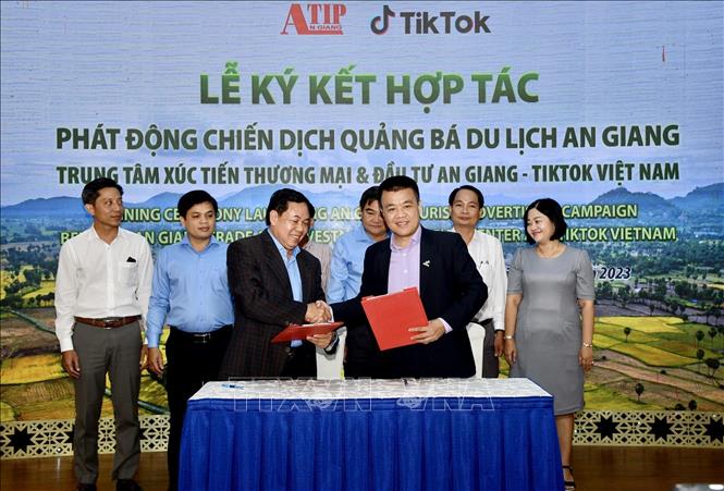 Trong ảnh: Trung tâm Xúc tiến Thương mại và Đầu tư An Giang và TikTok Việt Nam ký kết bản ghi nhớ hợp tác quảng bá du lịch An Giang trên nền tảng TikTok. Ảnh: TTXVN phát