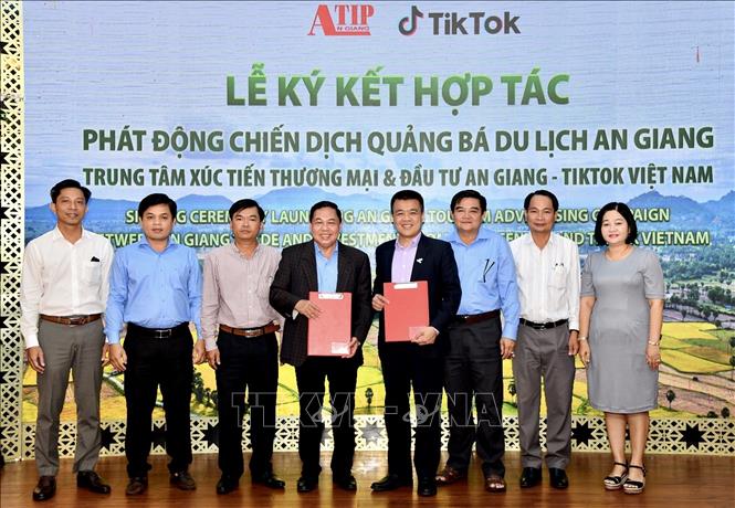 Trong ảnh: Trung tâm Xúc tiến Thương mại và Đầu tư An Giang và TikTok Việt Nam ký kết bản ghi nhớ hợp tác quảng bá du lịch An Giang trên nền tảng TikTok. Ảnh: TTXVN phát