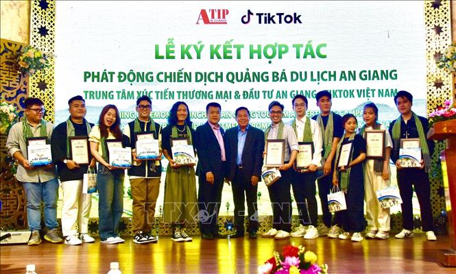 Trong ảnh: Tỉnh An Giang trao chứng nhận đã tham gia chiến dịch #HelloAnGiang cho đoàn sáng tạo nội dung trên nền tảng TikTok. Ảnh: TTXVN phát