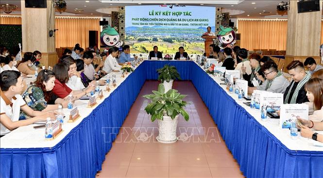 Trong ảnh: Quang cảnh lễ ký kết bản ghi nhớ hợp tác quảng bá du lịch An Giang trên nền tảng TikTok. Ảnh: TTXVN phát