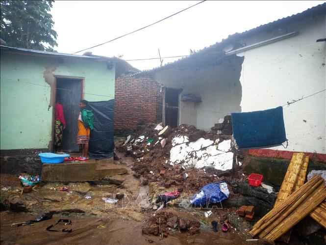 Ngôi nhà bị hư hại do bão Freddy tại Blantyre, Malawi, ngày 14/3/2023. Ảnh: THX/ TTXVN 