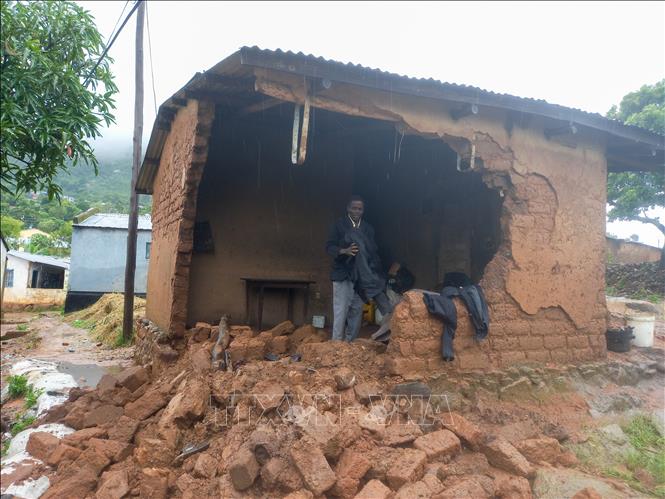 Ngôi nhà bị hư hại do bão Freddy tại Blantyre, Malawi ngày 14/3/2023. Ảnh: THX/TTXVN