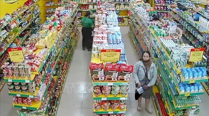 Camera ghi lại thời điểm Trần Ngân Quỳnh Hân lấy sữa giấu vào váy tại cửa hàng Bách Hóa Xanh. Ảnh: TTXVN phát