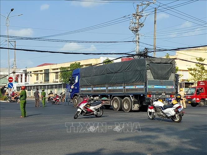 Chiếc xe tải mang biển số 69H-000.57 được cho là tông vào đuôi xe máy khiến 2 người đi xe máy tử vong tại chỗ. Ảnh: Huỳnh Anh - TTXVN