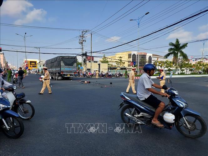 Hiện trường vụ tại nạn nghiêm trọng khiến 2 người đi xe máy tử vong tại chỗ. Ảnh: Huỳnh Anh - TTXVN