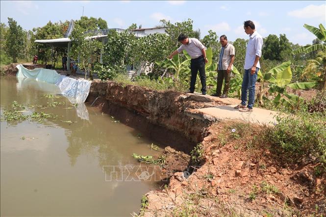Hiện trạng sạt lở bờ sông Trà Lọt. Ảnh: Minh Trí - TTXVN