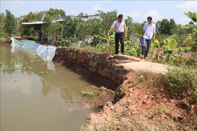 Hiện trạng sạt lở bờ sông Trà Lọt. Ảnh: Minh Trí - TTXVN