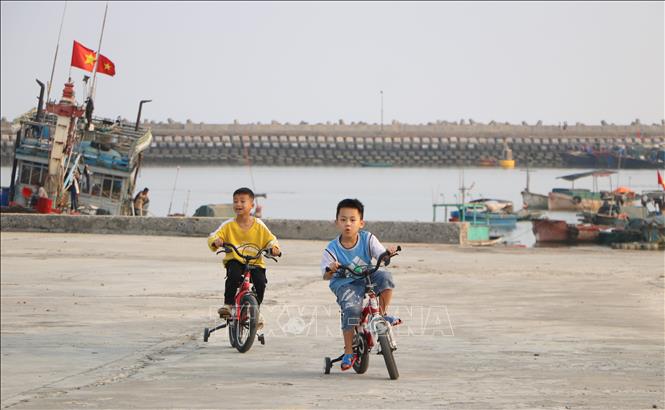 Trẻ em vui chơi trên quảng trường huyện Bạch Long Vỹ. Ảnh: Minh Thu- TTXVN