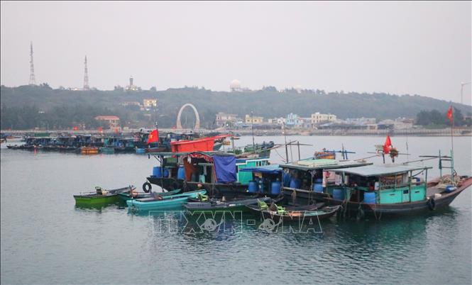 Toàn cảnh huyện Bạch Long Vỹ nhìn từ nơi tàu cập bến. Ảnh: Minh Thu- TTXVN