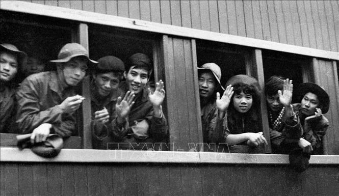 Các phóng viên lớp GP10 của Việt Nam Thông tấn xã lên đường vào chi viện cho Thông tấn xã Giải Phóng tại chiến trường miền Nam (16/3/1973). Ảnh: Tư liệu TTXVN