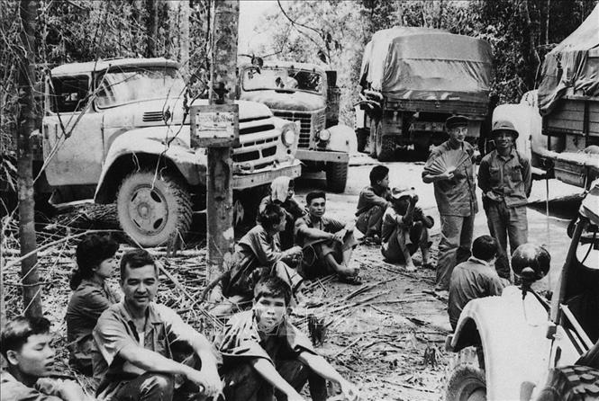 Phó Tổng biên tập Việt Nam Thông tấn xã Trần Thanh Xuân và các phóng viên tại một trạm dừng chân trên đường vào chiến trường miền Nam (3/1973). Ảnh: Tư liệu TTXVN