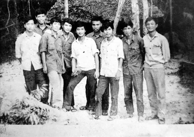 Phóng viên GP10 chụp ảnh kỷ niệm khi mới hành quân từ Bắc vào căn cứ TTXGP tại R (Tây Ninh) giữa năm 1973. Ảnh: Tư liệu TTXVN