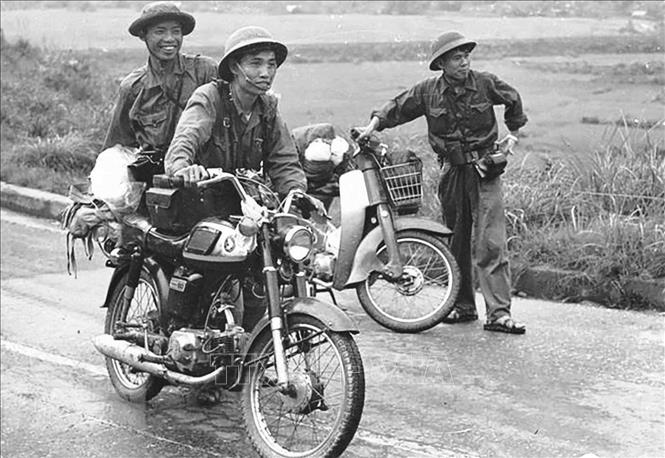 Các phóng viên GP10 Trần Mai Hưởng và Ngọc Đảm tham gia đưa tin về Chiến dịch Hồ Chí Minh, tháng 4/1975. Ảnh: Tư liệu TTXVN