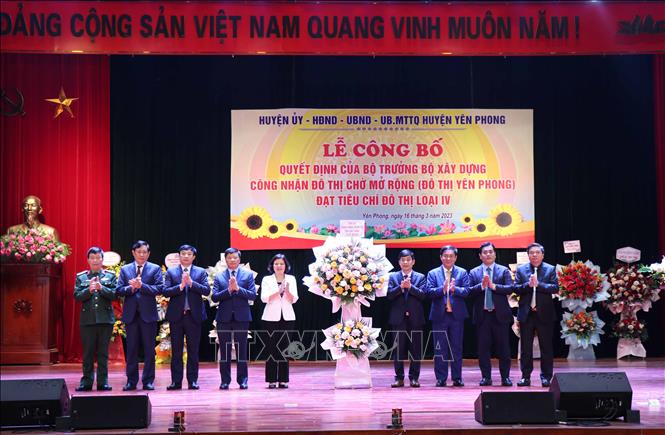 Các đồng chí lãnh đạo tỉnh Bắc Ninh tặng hoa chúc mừng huyện Yên Phong. Ảnh: Thái Hùng-TTXVN