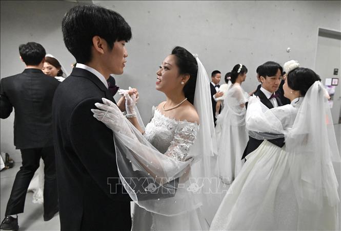 Các cặp đôi tại một lễ cưới tập thể ở Gapyeong, Hàn Quốc. Ảnh: AFP/TTXVN