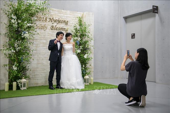 Một cặp đôi chụp ảnh trong lễ cưới ở Gapyeong, Hàn Quốc. Ảnh: AFP/TTXVN
