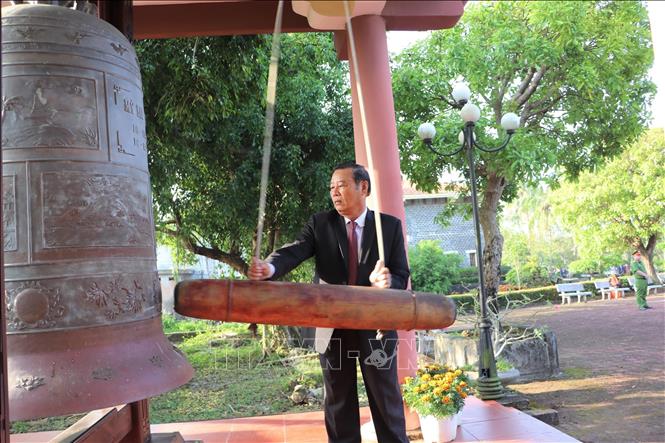 Beating the bell to commemorate victims of the Son My massacre. VNA Photo: Đinh Hương