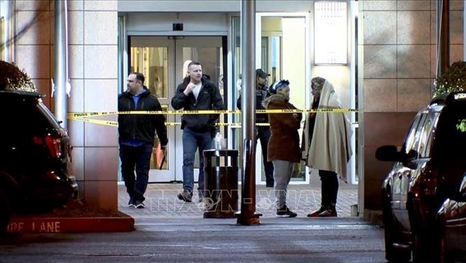 Cảnh sát phong tỏa hiện trường vụ nổ súng tại khách sạn Embassy Suites ở thành phố Portland, bang Oregon, Mỹ ngày 15/3/2023. Ảnh: ABC News/TTXVN